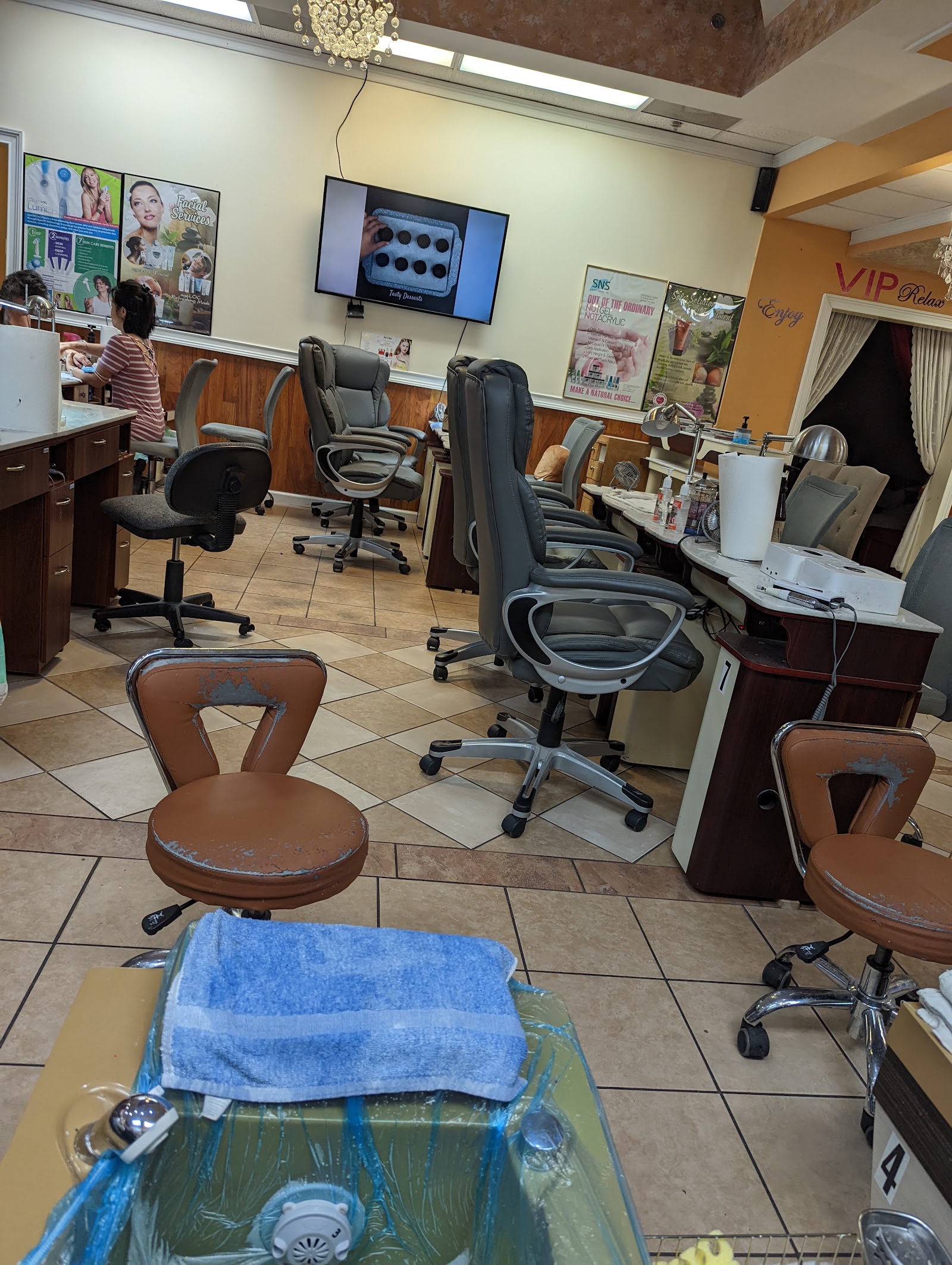 NAILS 365 SPA logo